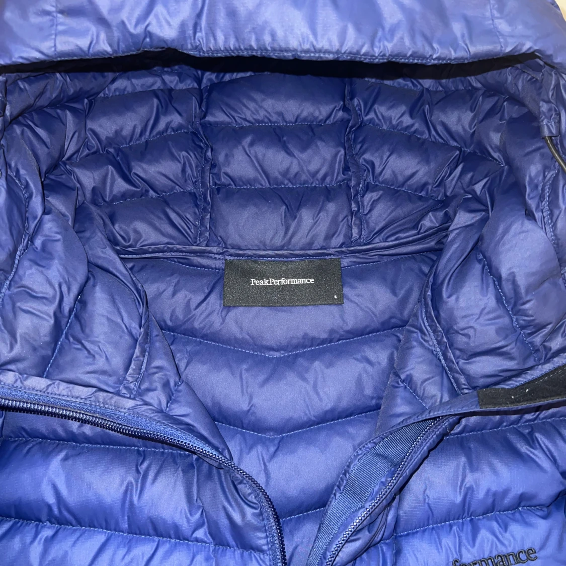Blå Peak Performance dunjacka med huva - 2