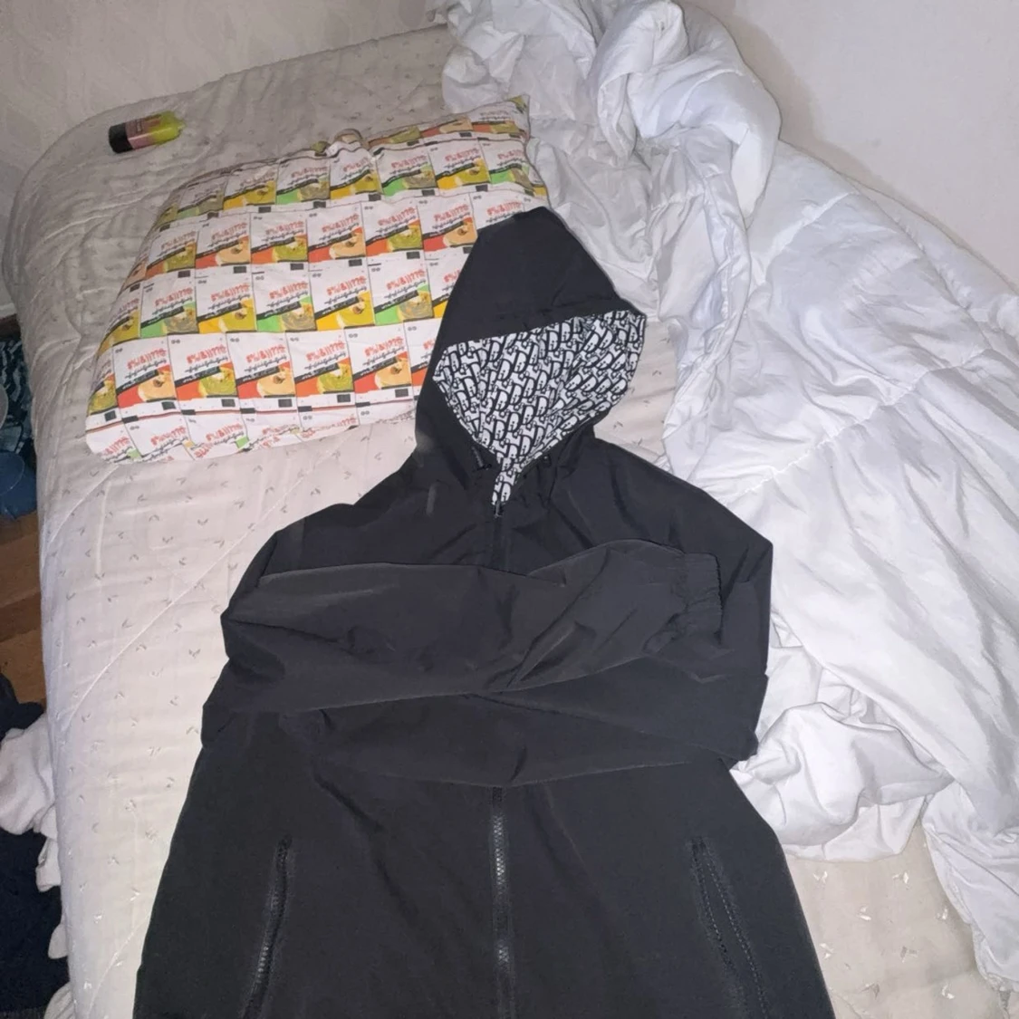 Svart och vit vindjacka med mönster