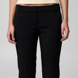 Svarta kostymbyxor med rak passform - Snygga svarta lågmidjade kostymbyxor med klassisk rak passform och bälteshällor i midjan. Från bikbok Vera modellen 