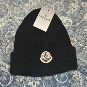 Mössa - En helt ny mössa som aldrig är använd. Om du har frågor eller vill ha fler bilder så är det bara att skriva. 