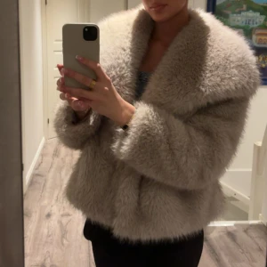 Zara pälsjacka - Pälsjacka från Zara, snäppet för liten på mig tyvärr😓 säljer därför. Använd men väl omhändertagen så i väldigt bra skick! Håller dig varm så perfekt nu inför höst/vinter. Nypris 1300kr