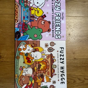 Fuzzy Friends & Fuzzy Hygge Coloring Books - Två superfina målarböcker med söta djur och mysiga miljöer! Perfekta för dig som älskar kawaii, vill slappna av och låta kreativiteten flöda. Passar både ungdomar och unga vuxna som gillar att färglägga och pyssla.