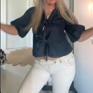 Skit snygg blus - En jätte snygg blus från Kappahl som är i jeans material typ. Fåtal gånger använd! 🙏🏻 säljer då den inte kommer till användning 💓