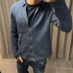 Bläck Zip Up - En stilren zip tröja från Bläck i strl S, killen på bilden är 173, tröjan är i ett mycket bra skick!
