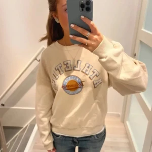 Sweatshirt - Jättefin beige sweatshirt som inte används i storlek m