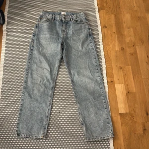 Grunt blå vintage jeans straight fit - Blå vintage jeans från Grunt i modellen Hannon Blue. Klassisk femficksdesign, raka ben och normal passform. Jeansen har en ljus tvätt och är tillverkade i slitstarkt bomullsjeans. Perfekta för en avslappnad och tidlös look.