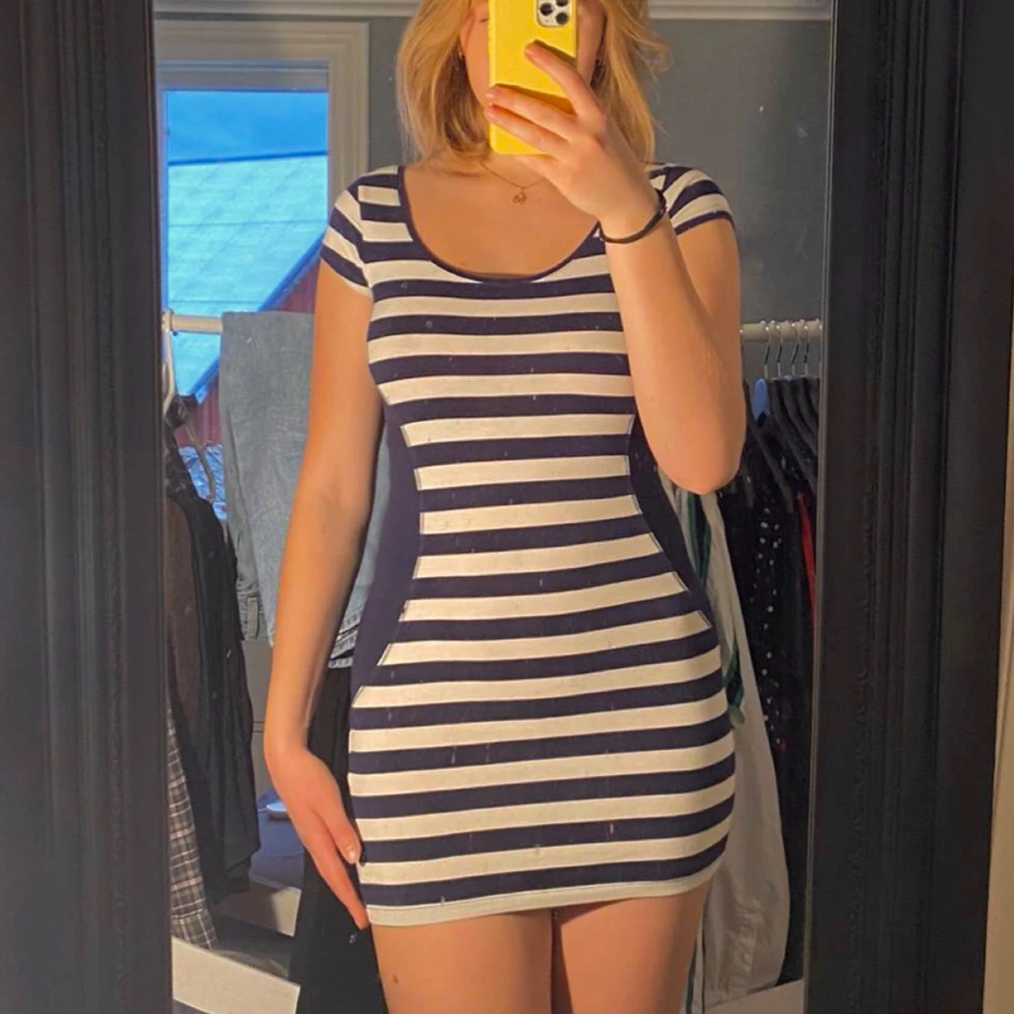 Marinblå och vit kort randig klänning