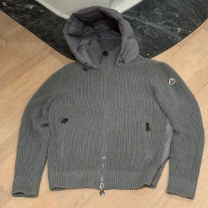 Sällsynt Moncler Cardigan - Säljer denna extremt sällsynta moncler cardiganen | skick 9/10 inga tecken på slitage | storlek S | fraktar eller möts i Stockholm | mitt pris 4999kr | tveka inte på att höra av dig vid fler frågor eller funderingar 🙌🔥