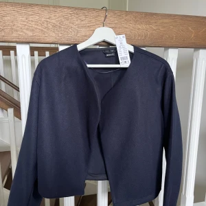 Gina tricot jacka - Marinblå jacka från gina tricot. Storlek xs. 100 kr
