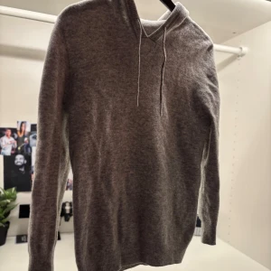 Kashmire hoodie grå - Supermjuk och bekväm hoodie i 100 % cashmere. Strålande skick! 💰 Mitt pris: 449   💸 Nypris: ca 900 kr 📩 Hör av dig vid frågor – snabb affär kan diskuteras 🤍 