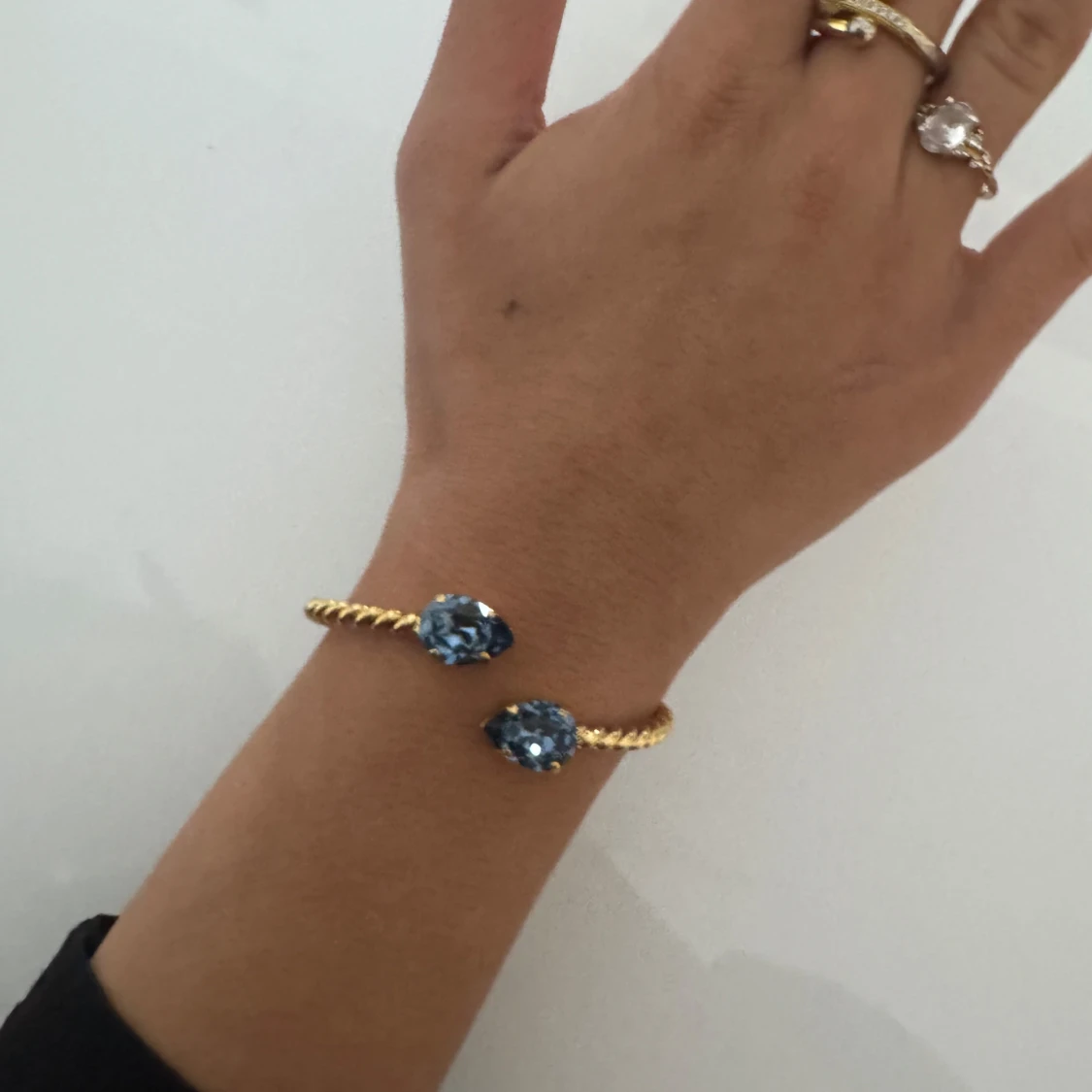 Guldfärgat armband med blå stenar - 1