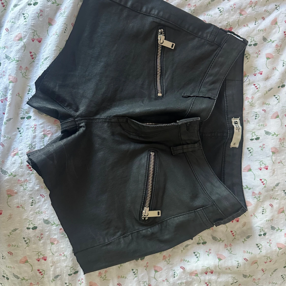 Svarta shorts med dragkedjor från g perfect jeans