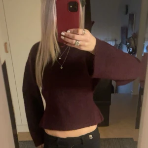 Vinröd stickad tröja  - Superfin vinröd stickad tröja från Gina Tricot i croppad modell och figursydd❤️‍🔥❤️‍🔥 oanvänd!!