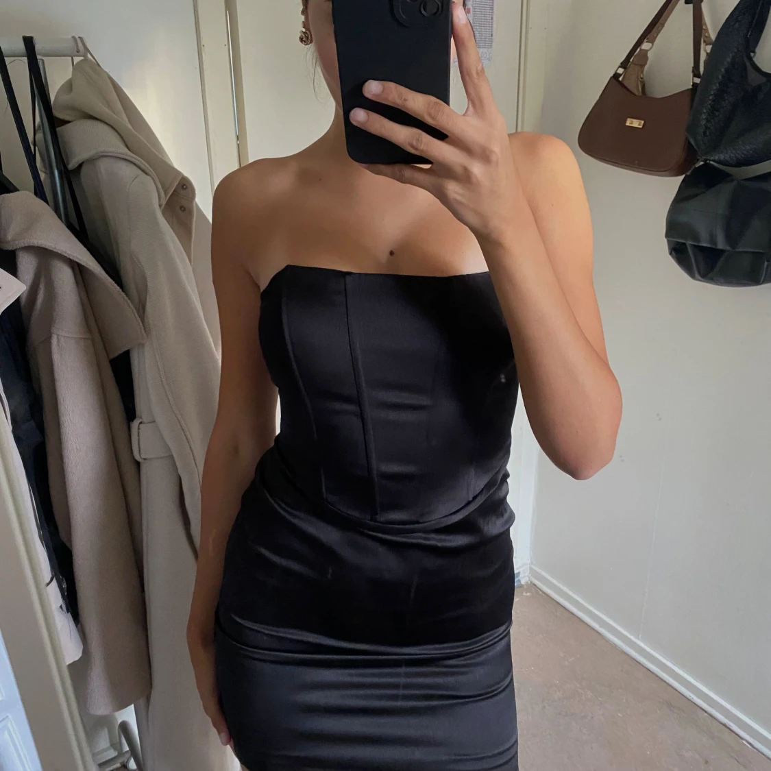 Svart axelbandslös kort klänning - 1