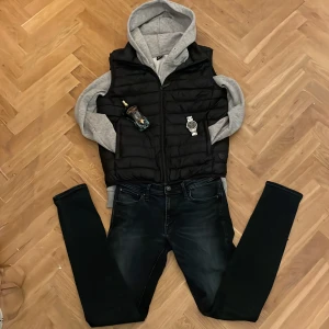 Mörkblå Väst - Säljer denna jättesnygga västen från Dressmann i färgen mörkblå. Västen i i storlek L. Nypris: 600kr, väldigt bra skick. Hör av er vid frågor!✌️