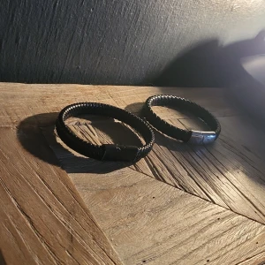 Läder armband - Säljer mina läder armband, ba helt enkelt riktigt fräscha armband man kan ha till allt.