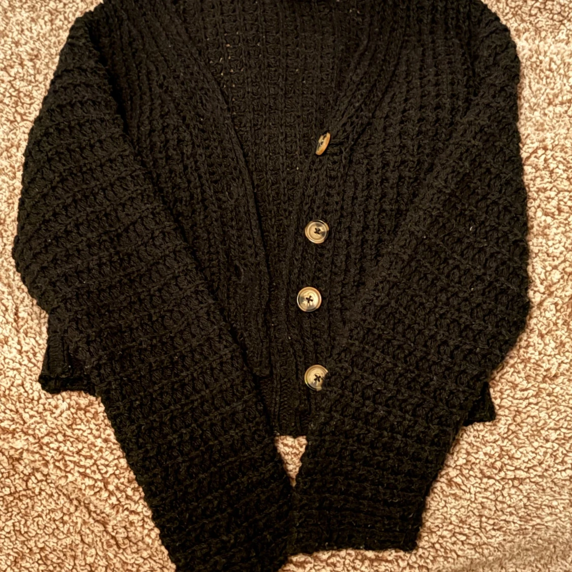 Svart stickad kofta med knappar - 3