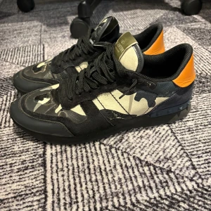 valentino rockrunner - storlek 42| skick 8/10| andvända men inga tydliga defekter för utom den på sista bilden men inget som påverkar! | pm för mer info| Såklart äkta, olagligt att sälja fejk!   pris ej hugget i sten, bytes kan tas🙌🏼 obs 42 passar 43-44 också