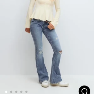 Broderade jeans - Snygga ljusblå bootcut jeans med slitningar och broderade detaljer på bakfickorna. Jeansen har normal passform, klassisk femficksdesign och är tillverkade i mjukt denim. Jätte snygga och populära, helt slutsålda online. Endast använda en gång säljer för de inte kommer till användning. Är i strlk S 14+ och sitter som XS från vuxen gina. LA UPP IGEN PGA FRI FRAKT