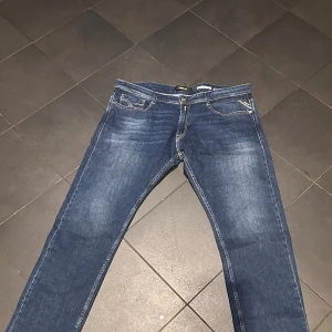 Jeans - Replay - Säljer helt nya jeans från replay som aldrig är använda.   Modellen heter Replay Rocco och är i comfort fit.  Storleken är i 38 vilket motsvarar M/L i EU. De har snygg passform och är skönt material  Kontakta vid frågor.