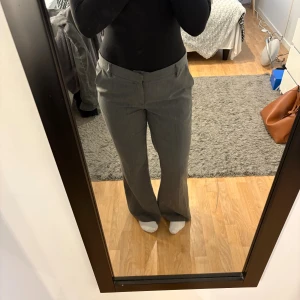 Gråa kostymbyxor  - Gråa kostymbyxor i stl 40 från Gina, jag bär 38 vanligtvis så dessa är lite overzize. Jag är 169 o de får till hälen på mig! 250kr