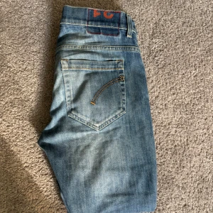 Dondup jeans  - Otroligt snygga och populära dondup jeans, dom har en väldigt fin tvätt och passar till allting, slimfit passform. Otroligt bra skick syns knappt att dom är använda. Priset är extremt bra✅tveka inte på att höra av dig vid minsta fundering, mvh Tim