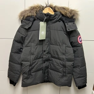 Canada Goose Wyndham Dunjacka  - Hejsan, säljer en ny Jacka aldrig tidigare använd. Storlek M. Postar alltid inom 24h efter köpet. Skiv gärna om du har fler frågor.