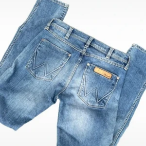 Blå Wrangler jeans med klassisk W-detalj - Skinny jeans från Wrangler som är midwaist Står ej någon storlek då lappen är bortklippt men jag skulle säga att de är som Xs Midjemått- 74cm Innerbenslängd- ca 78 I mycket fint skick