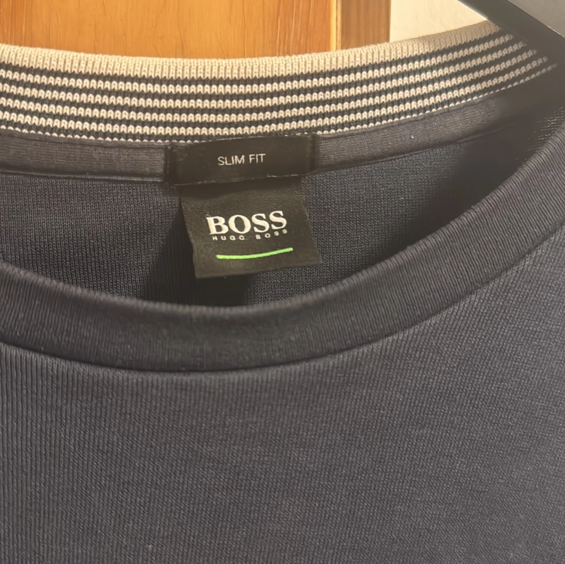 Mörkblå BOSS sweatshirt med broderad logga - 4