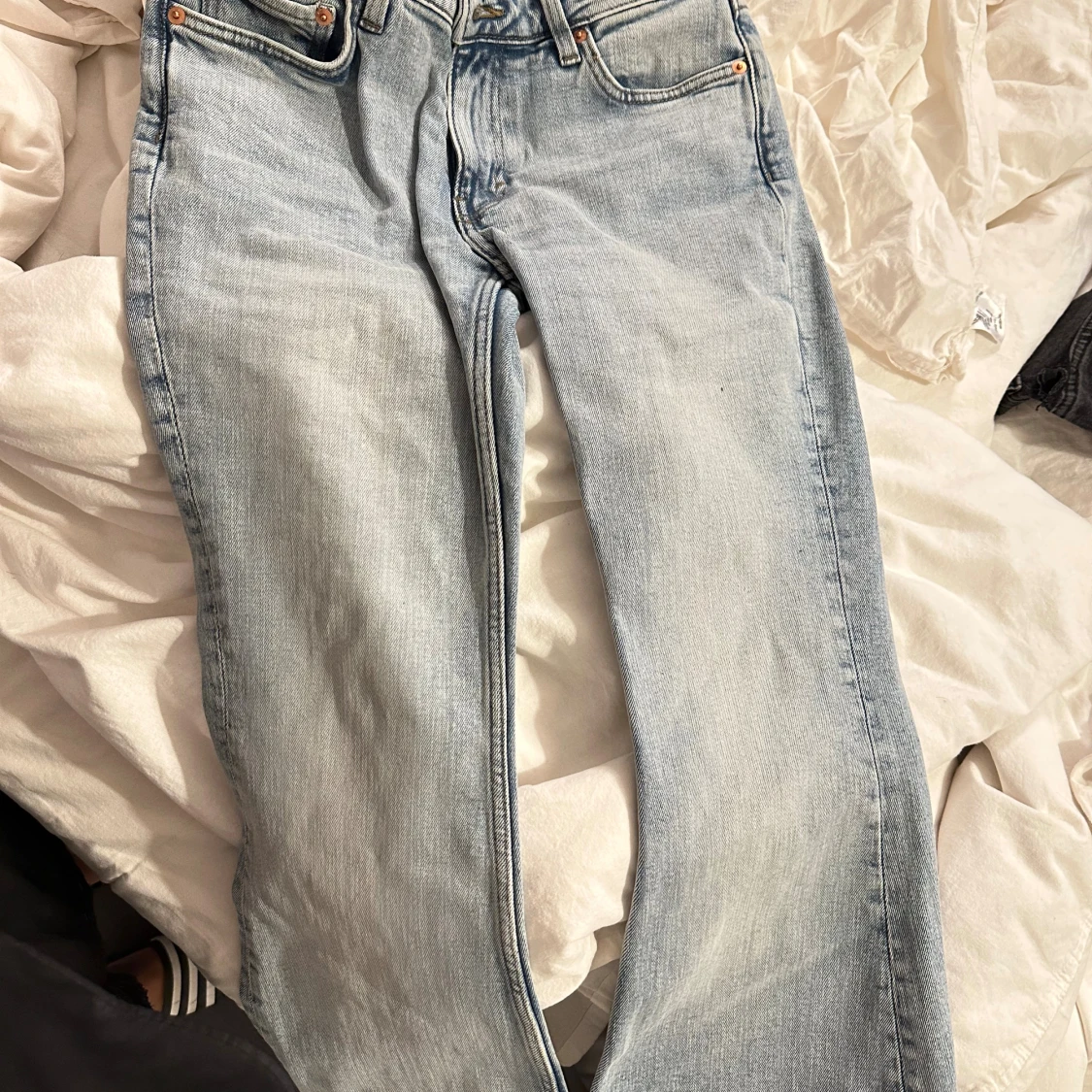 Ljusblå raka jeans från weekday