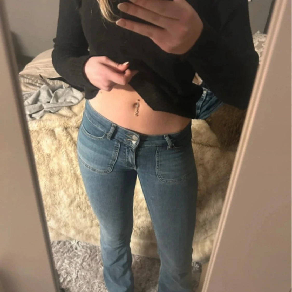 Blå bootcut jeans med fickdetaljer