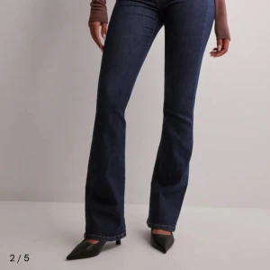 Jeans från Nelly använt fåtal gånger - Använt dessa cirka 4 ggr skriv för mer bilder osv! De är modellen Becca!