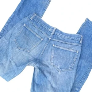 Blå jeans från Filippa K - Straight jeans från Filippa K i Stl M Passar perfekt i längden på mig som är 172cm Använt men fint skick Tveka inte på att fråga om bild på eller mått!