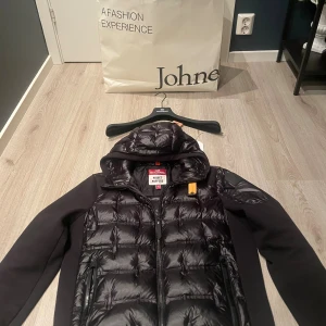 Svart pufferjacka från Parajumpers - Över fet jacka nu till hösten/vintern skicket är bra förutom ett osynligt hål på bröstet nypris 6699 tar även emot byten helst mot nån snygg jacka (hör av er vid fler bilder) pris går att diskutera! 🤩