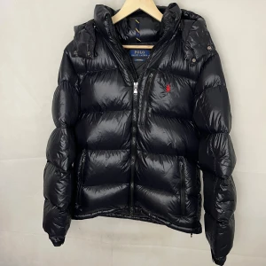 Ralph Lauren jacka - Riktigt fet raffe jacka, storlek M. Jackan har qr kod vid nacken som godkänner autencitet. Modellen är 185, väldigt fint skick.