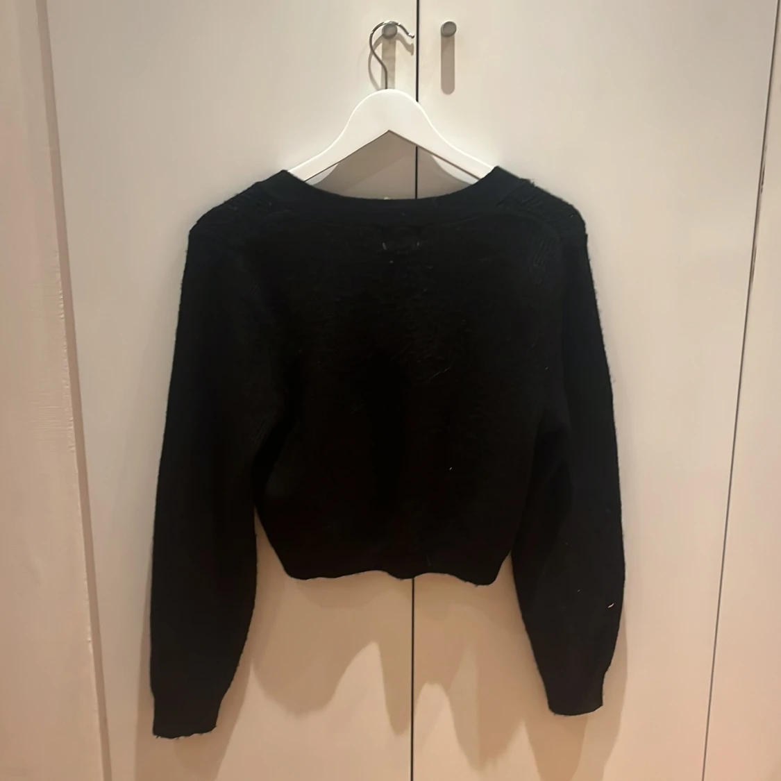 Svart croppad kofta med rosett - 2