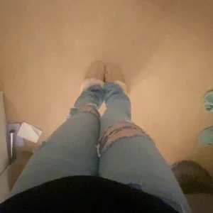 Lågmidjade jeans med hål - Supercoola jeans med hål i från lager 157! Skulle uppskatta dem som storlek XS. Passar mig i längden som är 167 men är för små i midjan 💕