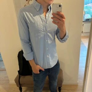 Uniqlo skjorta - 10/10 skick, endast testad. Nypris 499 kr.