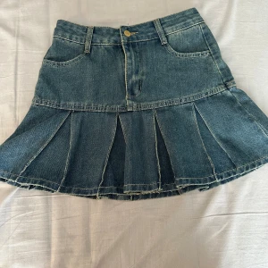 Blå jeanskjol med volang - Det står M men det passar XS