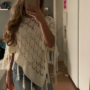 Vit stickad poncho - Super söt stickad poncho. Det står ingen storlek i den men skulle säga att den är i S/M. Jag har s vanligtvis. 