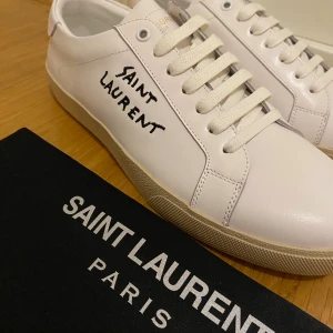 Saint Laurent skor (43) - Saint Laurent skor – storlek 43 👞✨                          Allt som syns på bilderna följer med.                        Inte säker på äktheten (därav pris) 💸                      Helt oanvända.                                                             Kolla min profil för fler färger och storlekar 🔥 Bara att skriva vid funderingar 📩