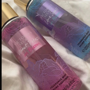 Victoria's Secret Fragrance Mist Duo - Två fräscha body mists: Velvet Petals in Bloom och Love Spell in Bloom. Perfekt för dig som vill ha en lätt och ungdomlig doft. Volym: 250 ml per flaska. Endast använda några gånger 
