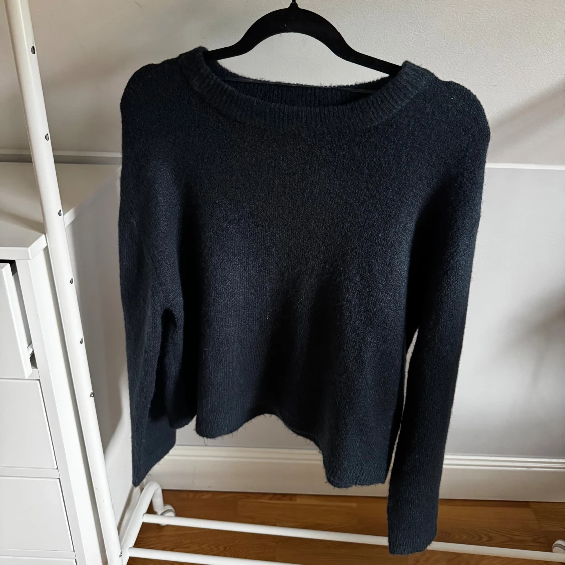 Mörkblå stickad tröja