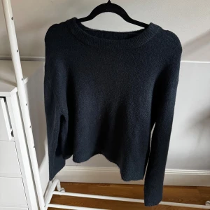 Mörkblå stickad tröja - Mörkblå stickad tröja