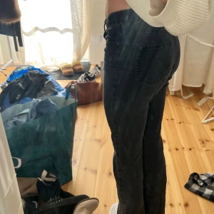 Svarta jeans från LAB Industries - Svarta jeans från LAB Industries med klassisk femficksdesign och lite utsvängda ben. Tillverkade i mjukt denimtyg med en lätt tvättad look. 