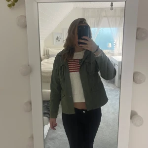 Grön cool jacka med fickor - Säljer en grön cool jacka med fickor. Jackan går att vika upp till trekvartsärmat. Storlek XS. Perfekt jacka nu i höst🩷Priset går att diskutera!