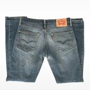 Levi's raka ljusblå jeans low waist - Raka Levis jeans som är köpta second hand I fint skick bortsett från ett hål på knät (näst sista bilderna) men går ju att sy ihop W31 L32 Sitter som M och skulle säga att dem passar i längden på någon som är typ 170cm, jag på bilden är 172cm