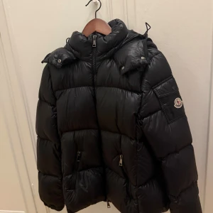 Svart Moncler jacka - Moncler puffjacka med huva. Ny skick endast använd väldigt få tal gånger, Ny pris 18600. Lappar och kvitto finns