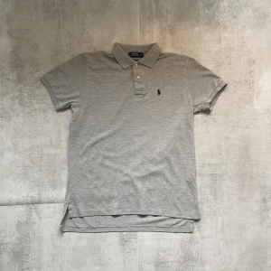 Grå Polo Ralph Lauren pike  - Jag Säljer en fet pike från Polo Ralph Lauren| skicket på tröjan är bra 8/10 | storlek M | ny pris 2000: mitt pris är 299 | skriv vid frågor och funderingar     9  