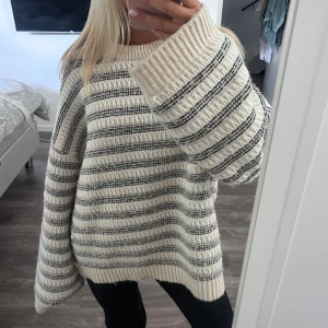 Stickad tröja - Säljer min stickade tröja från Gina Tricot! Tröjan har en oversized fit och har vida armar💕
